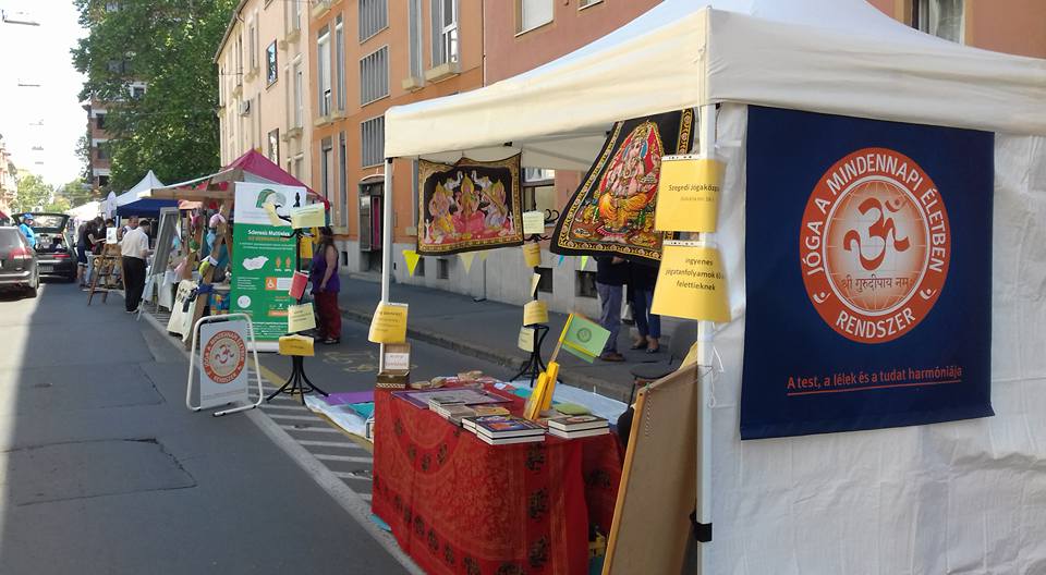 Jóga a Civilek Utcájában, a szegedi Hidi Vásárban